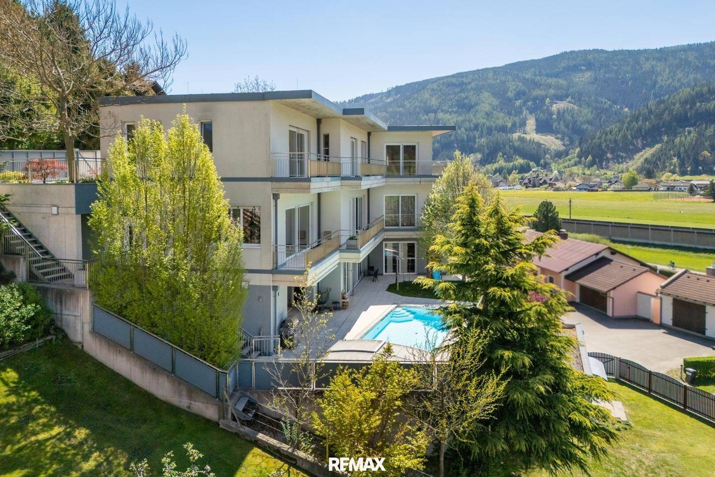 Großzügiges Luxushaus mit Pool in Timmersdorf