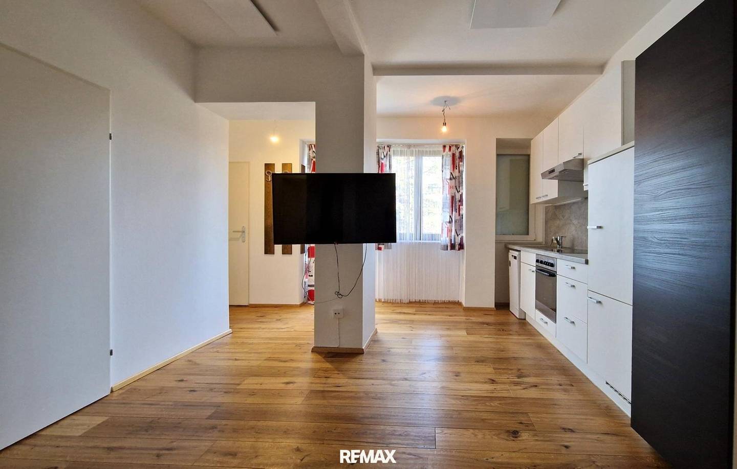 Renovated apartment with loggia and green view