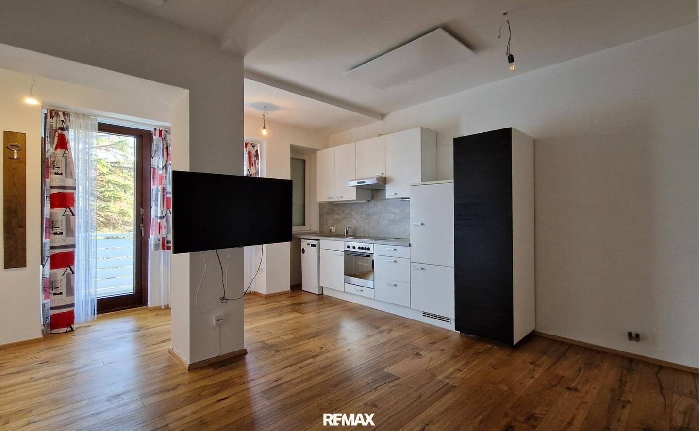 Renovated apartment with loggia and green view