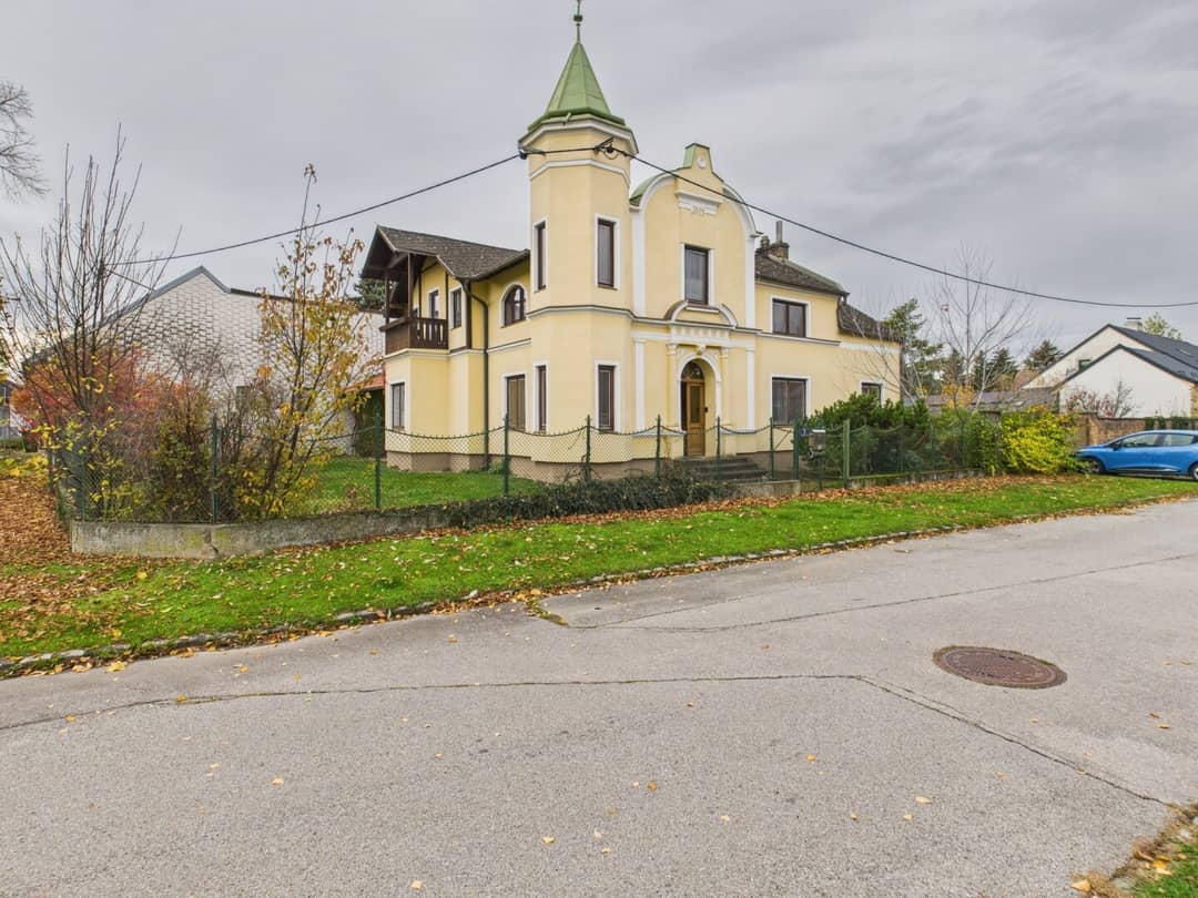 Castle-style Villa in Waidendorf