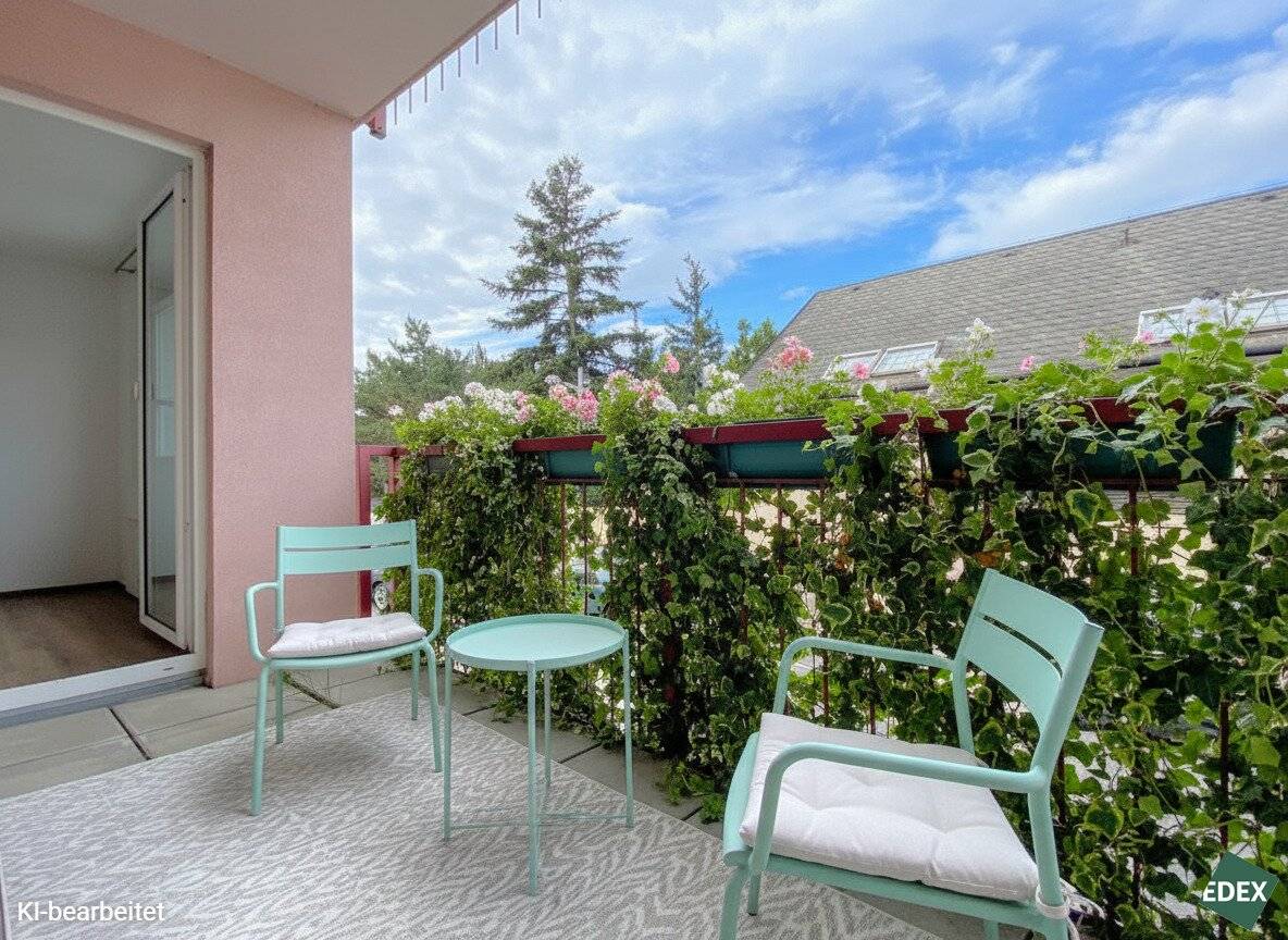 Charming 2-room apartment with loggia and perfect U6 connection