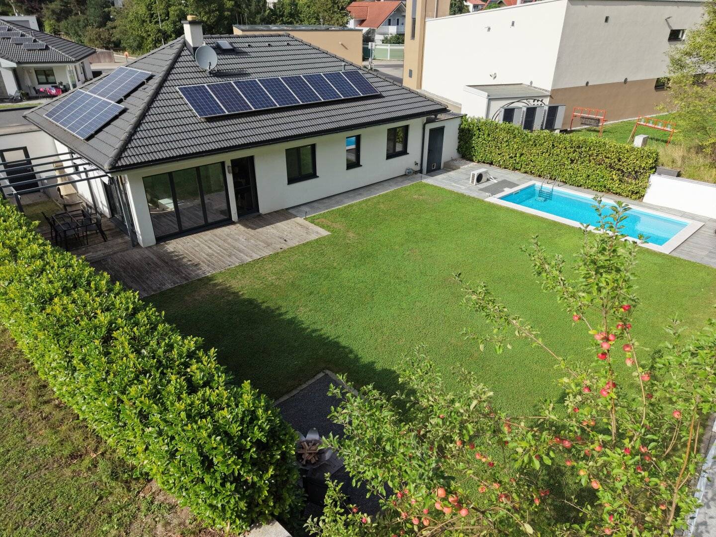Exklusiver Bungalow mit Pool und PV-Anlage