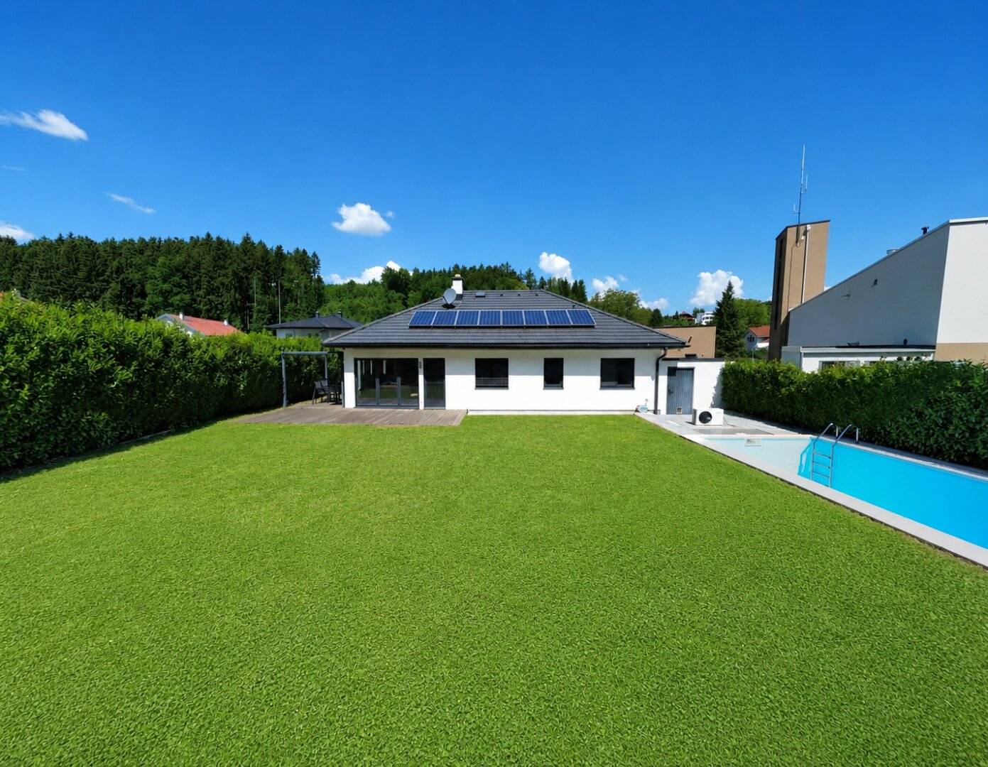 Exklusiver Bungalow mit Pool und PV-Anlage
