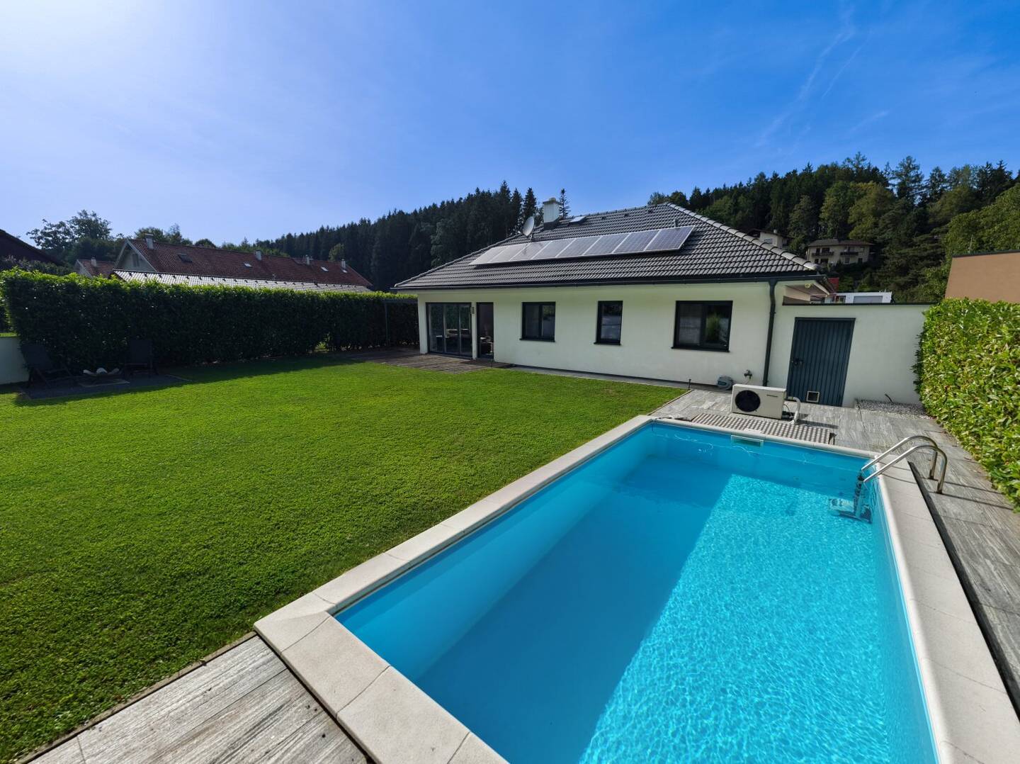 Exklusiver Bungalow mit Pool und PV-Anlage
