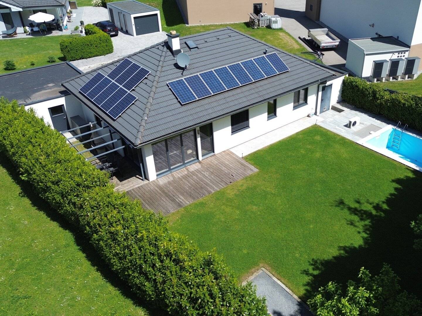 Exklusiver Bungalow mit Pool und PV-Anlage