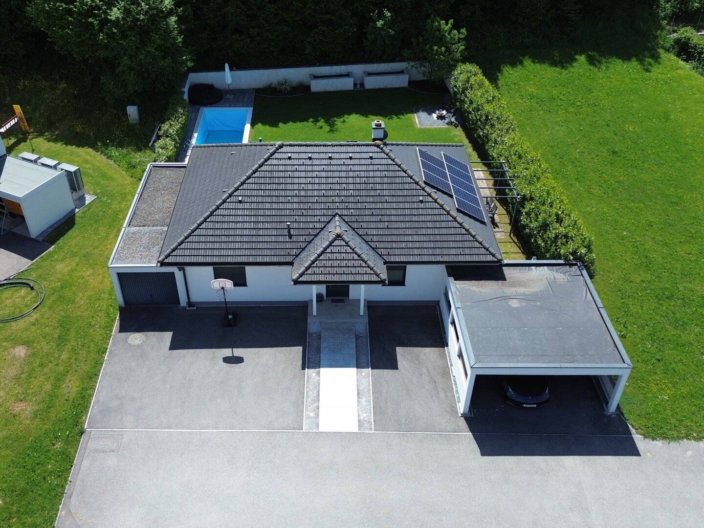 Exklusiver Bungalow mit Pool und PV-Anlage