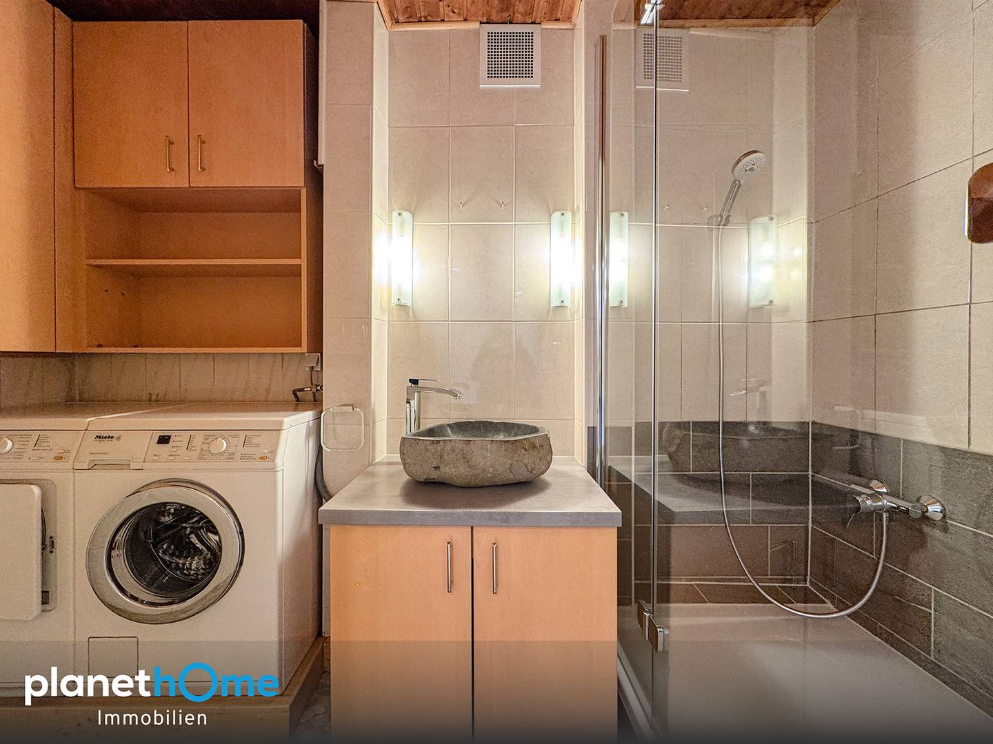 Bright apartment with parking in the inner courtyard
