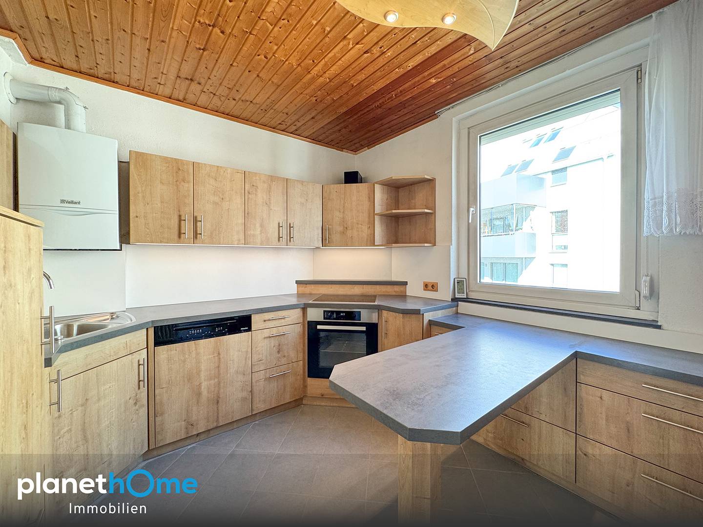 Bright apartment with parking in the inner courtyard