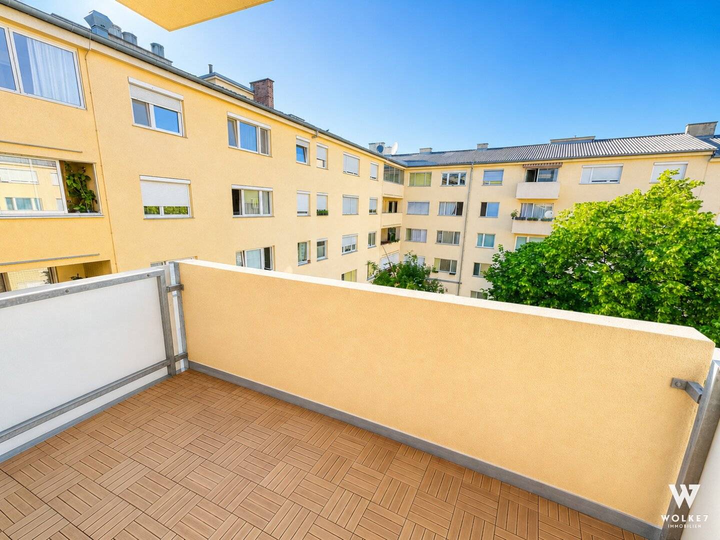 Bright apartment with balcony near U3 Enkplatz