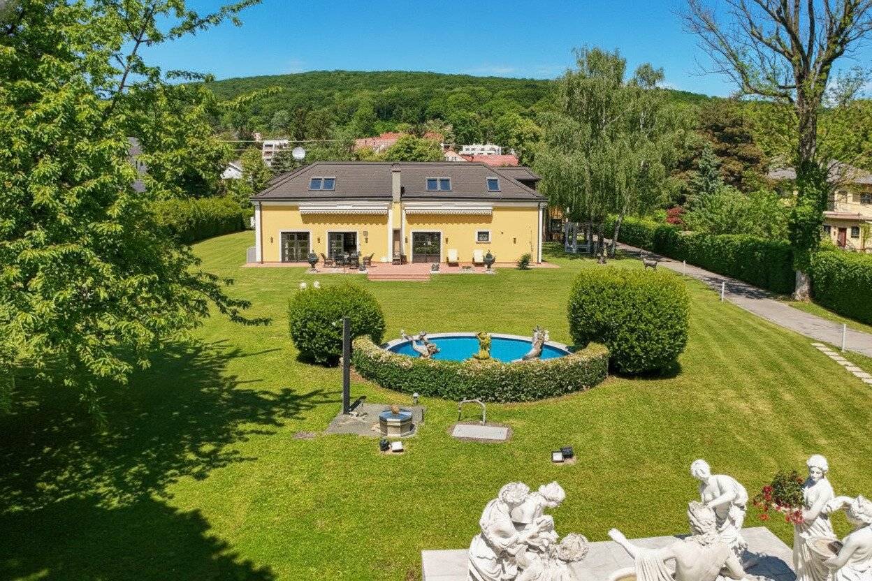 Historische Villa mit Indoorpool und parkähnlichem Garten