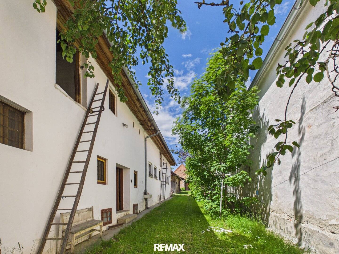 Streckhof mit Nebengebäuden und Bauland