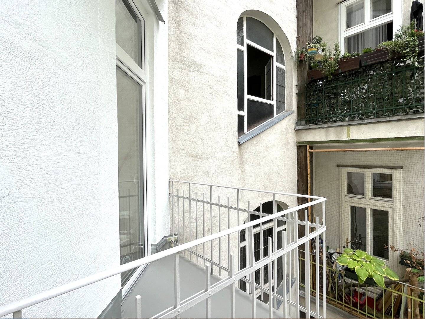 TABORSTRASSE | PERIOD APARTMENT WITH 4 ROOMS, SEPARATE EAT-IN KITCHEN AND BALCONY | UNLIMITED RENTAL