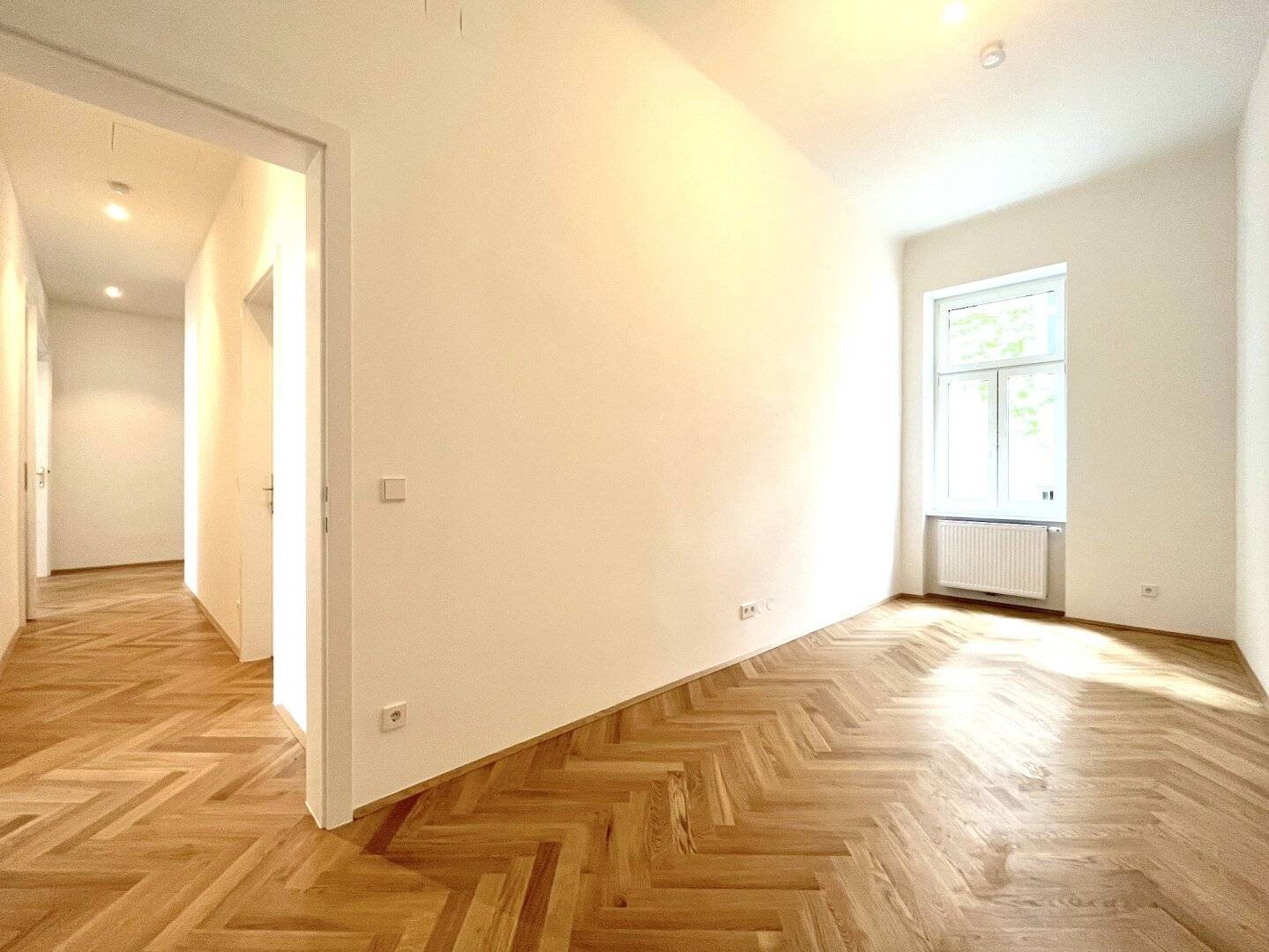 TABORSTRASSE | PERIOD APARTMENT WITH 4 ROOMS, SEPARATE EAT-IN KITCHEN AND BALCONY | UNLIMITED RENTAL