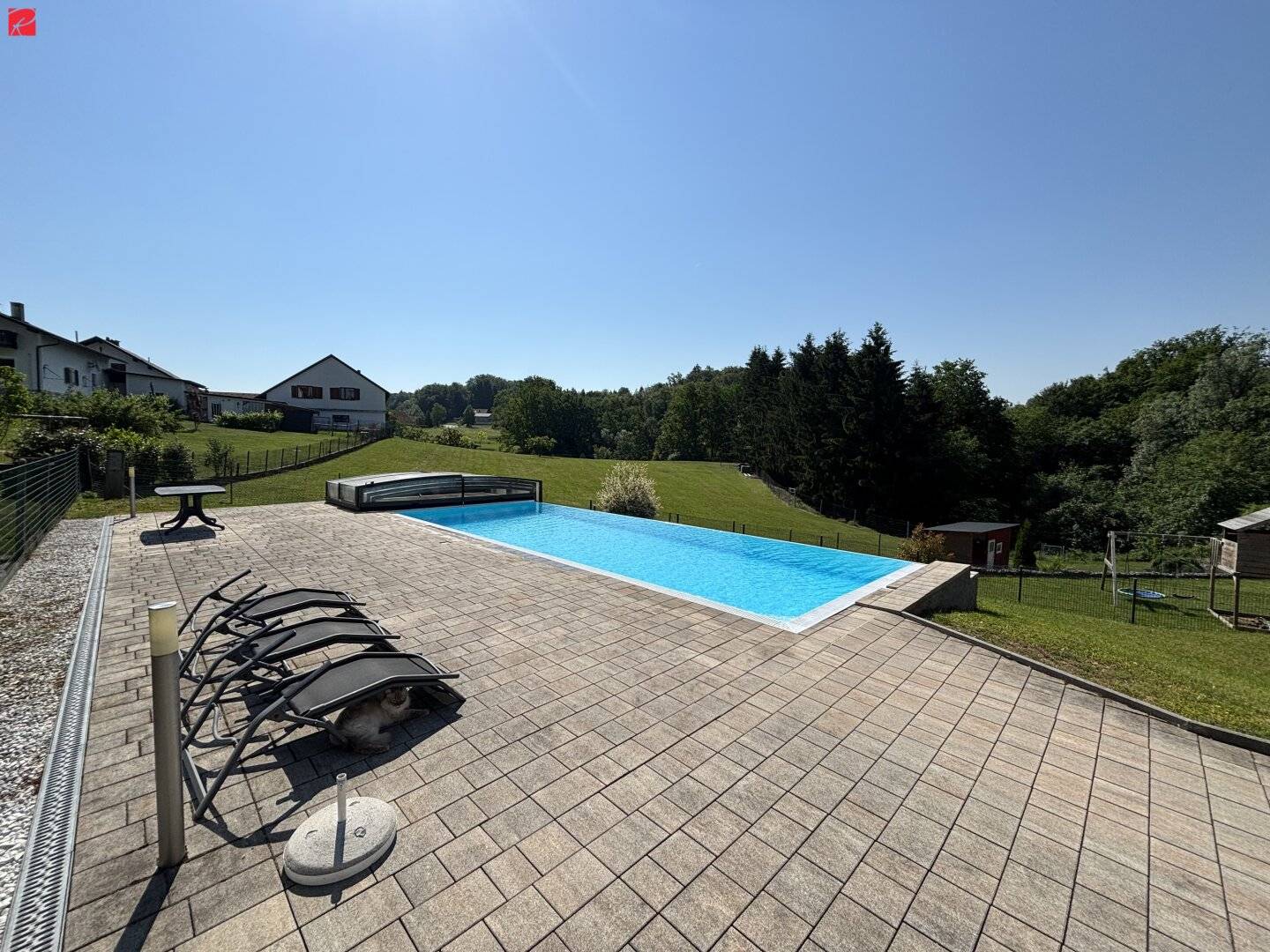 Sanierter Wohntraum mit Infinitypool