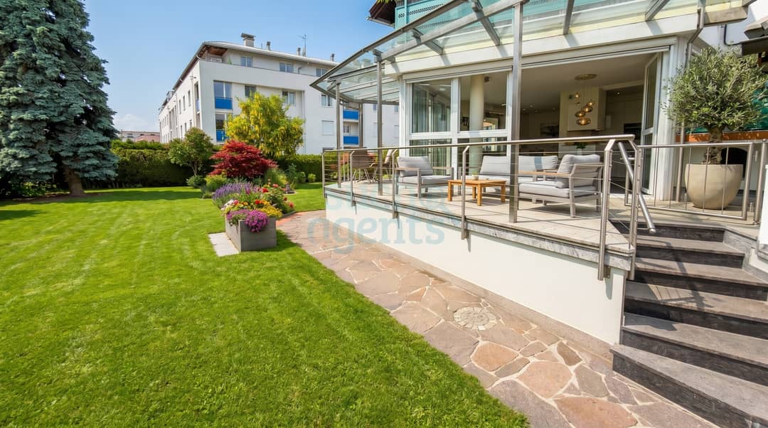 Erdgeschosswohnung with winter garden and spacious garden near Innsbruck