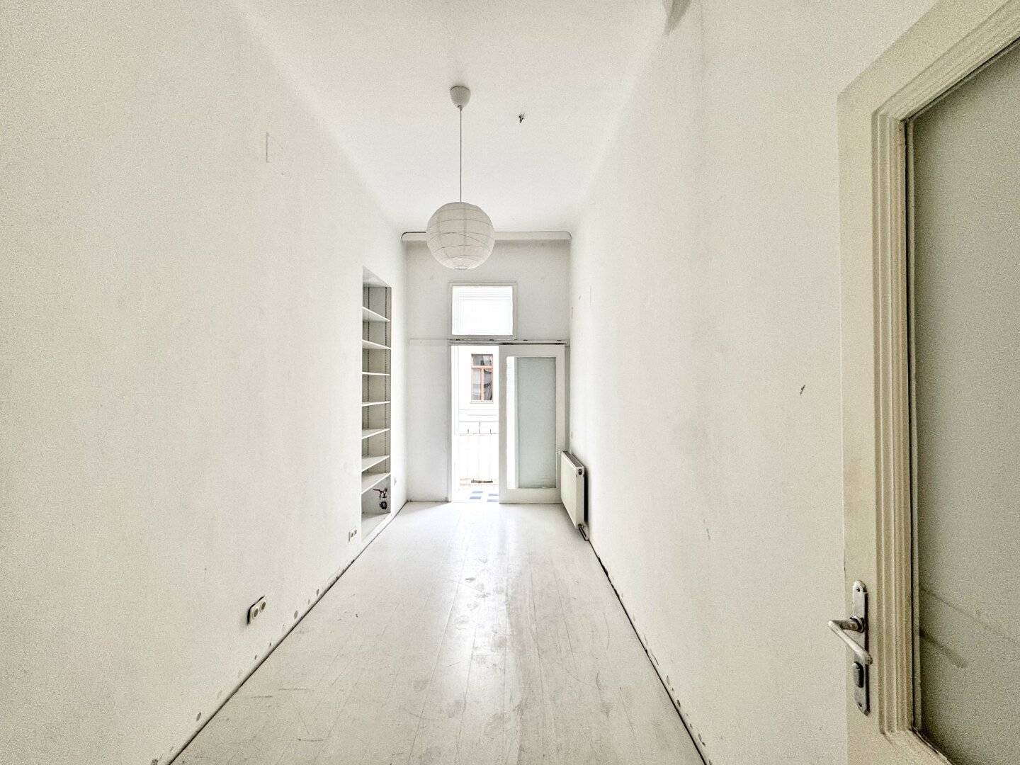 Southwest-facing period apartment with balcony in 7th district
