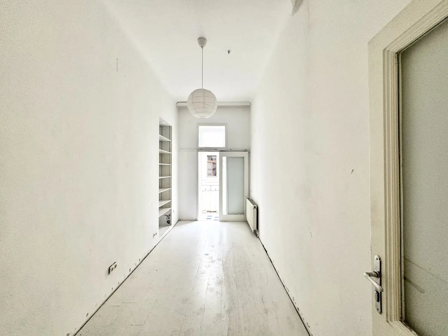 Southwest-facing period apartment with balcony in 7th district