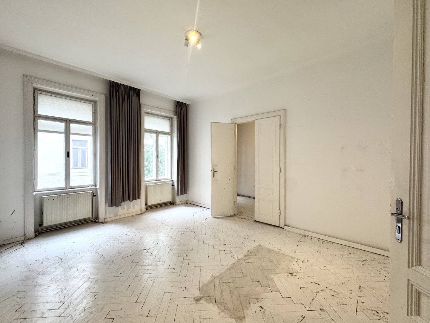 Southwest-facing period apartment with balcony in 7th district