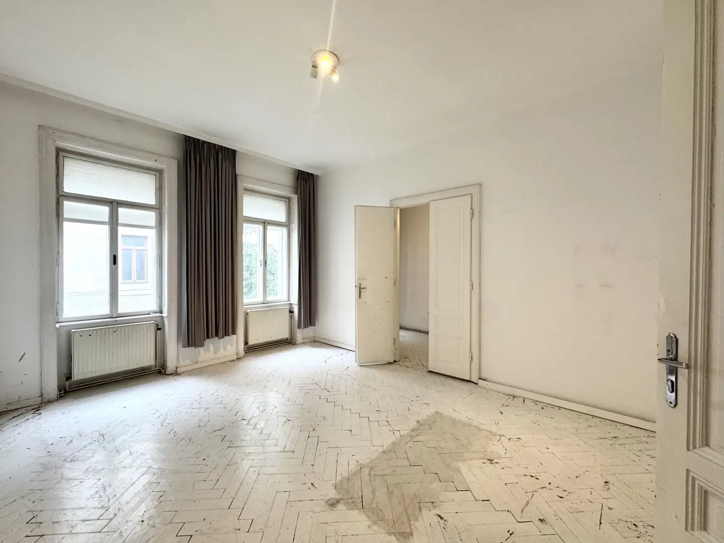 Southwest-facing period apartment with balcony in 7th district