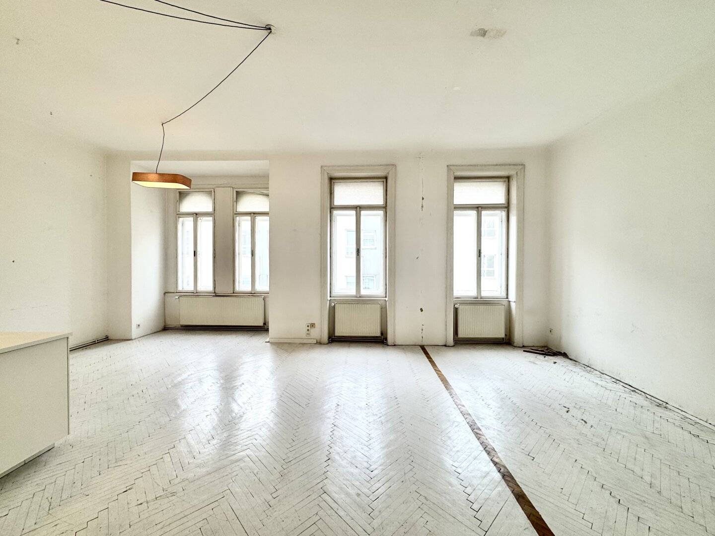 Southwest-facing period apartment with balcony in 7th district