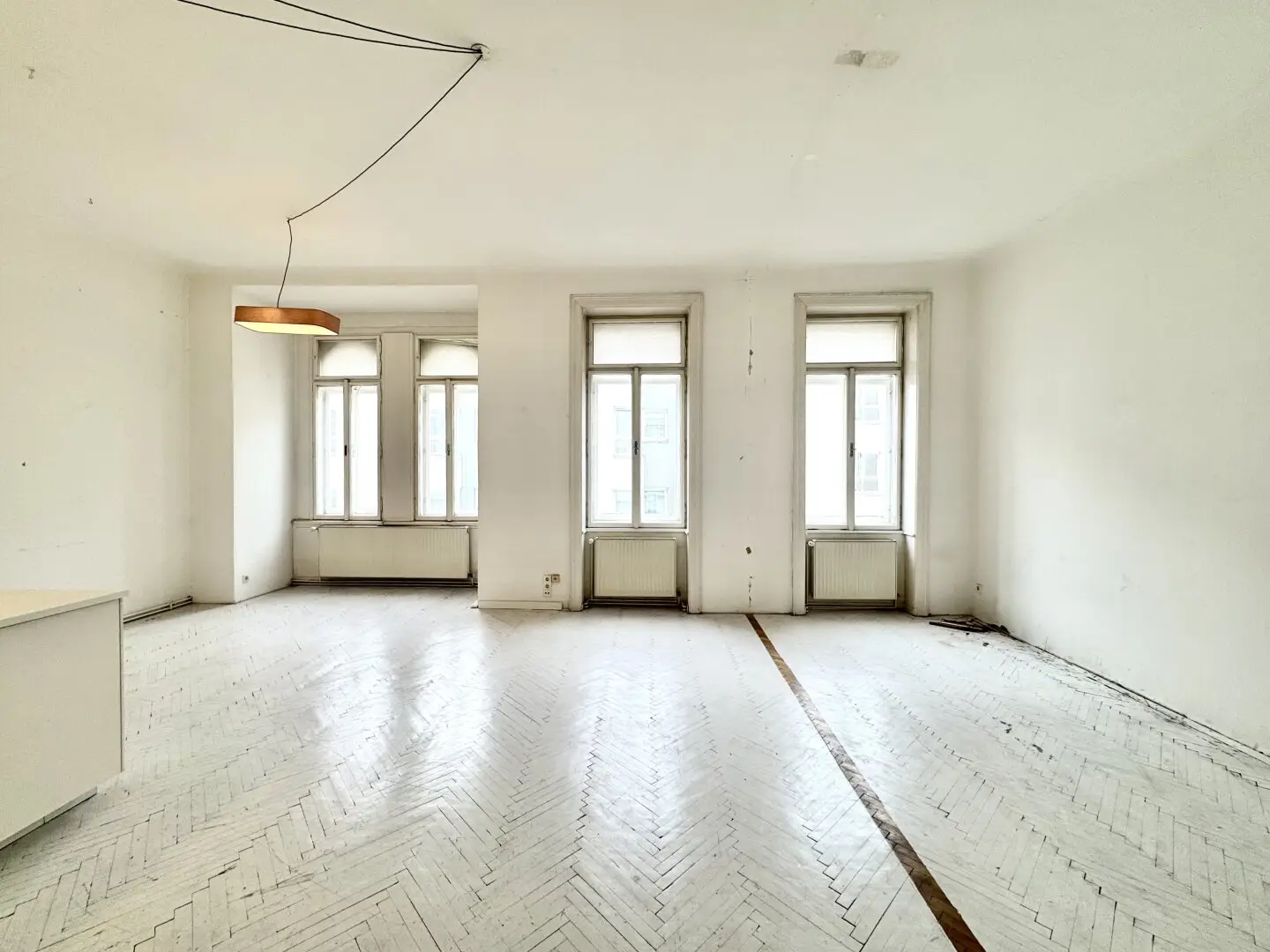 Southwest-facing period apartment with balcony in 7th district