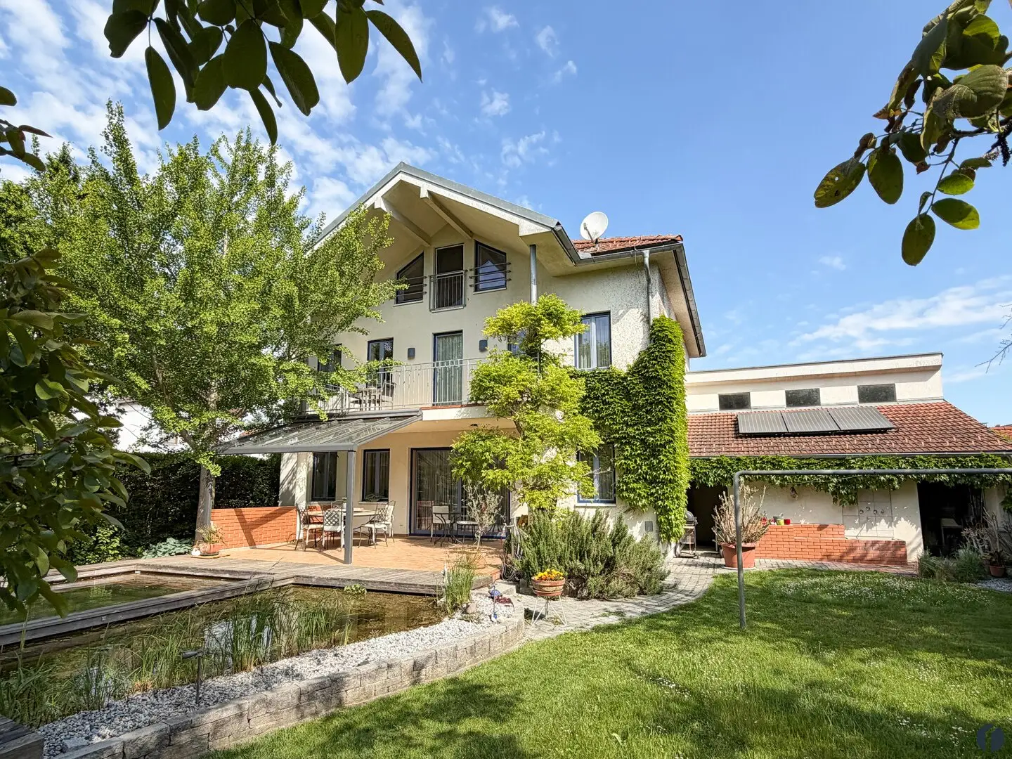 Ruhe, Raum und Qualität: Großes Einfamilienhaus mit Naturpool, Teich und Wärmepumpe