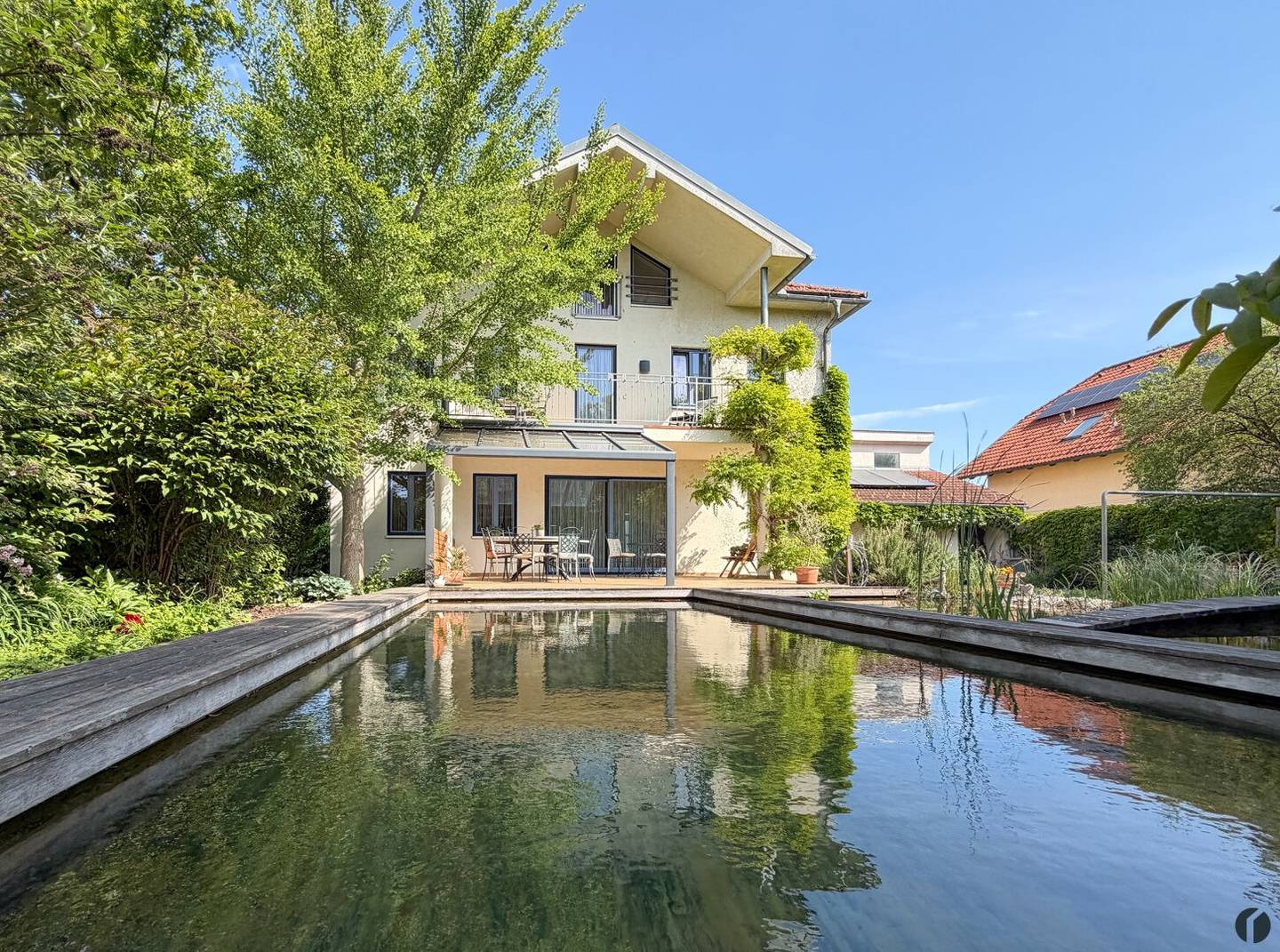 Ruhe, Raum und Qualität: Großes Einfamilienhaus mit Naturpool, Teich und Wärmepumpe