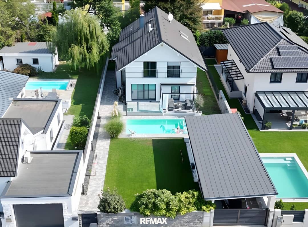 Modernes Einfamilienhaus mit Pool und Garten
