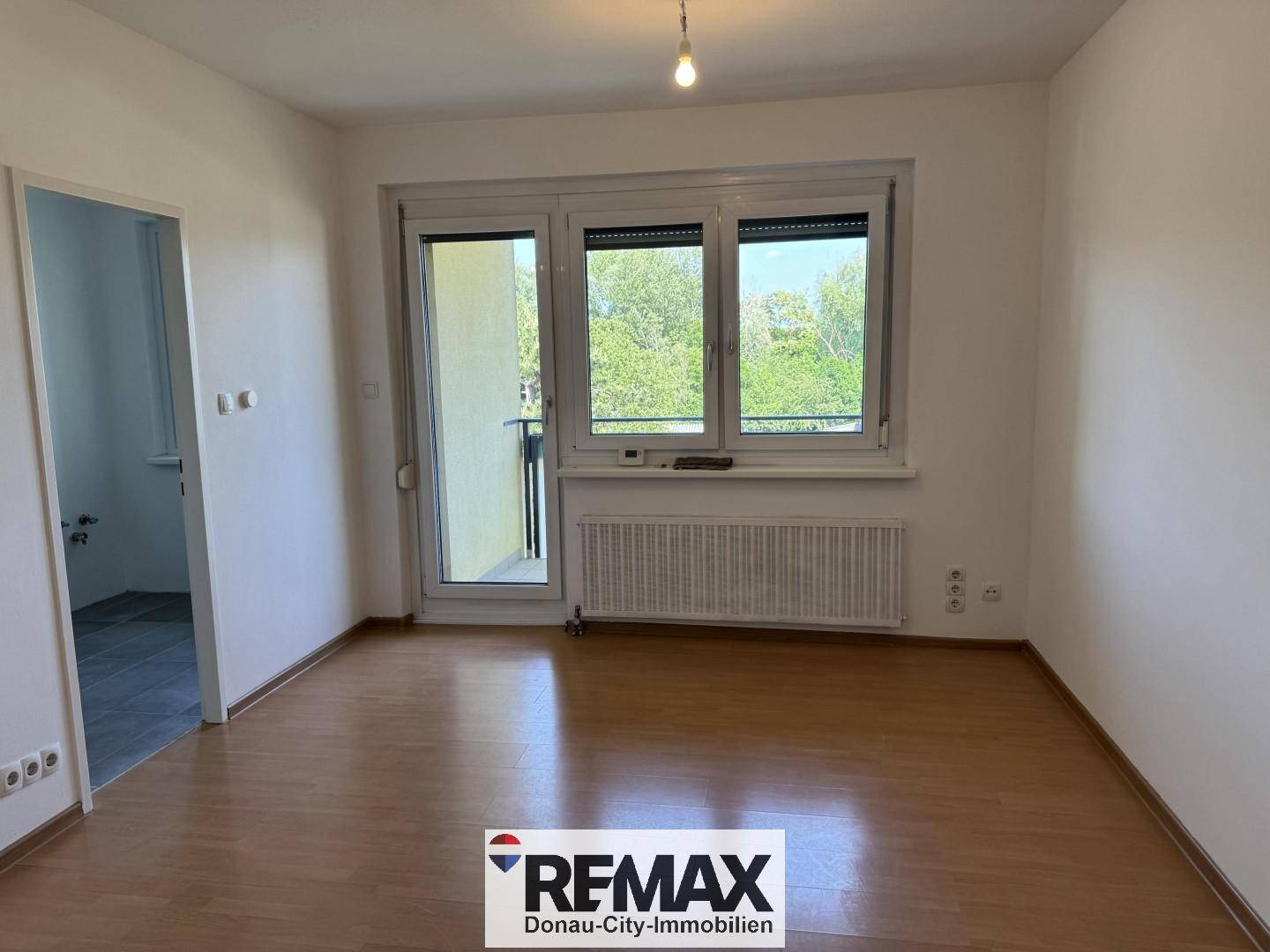 Wohnung frisch renoviert mit Loggia nahe Wien