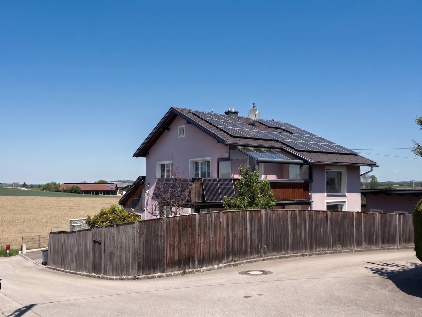 Modernisiertes Haus mit PV-Anlage in Hohenzell