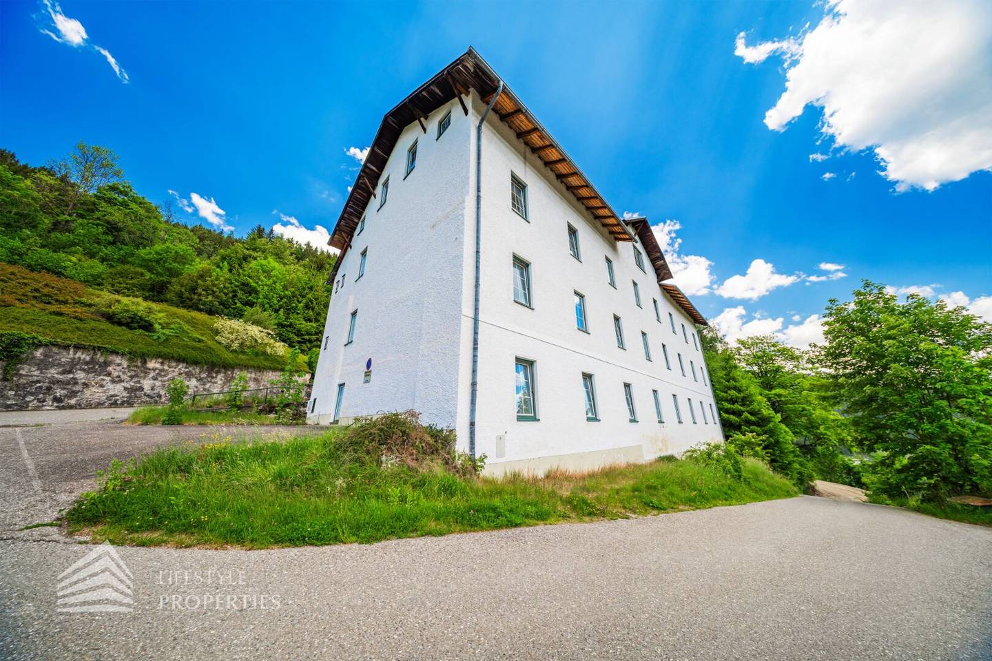 Sanierungsbedürftiges Zinshaus mit 24 Wohneinheiten