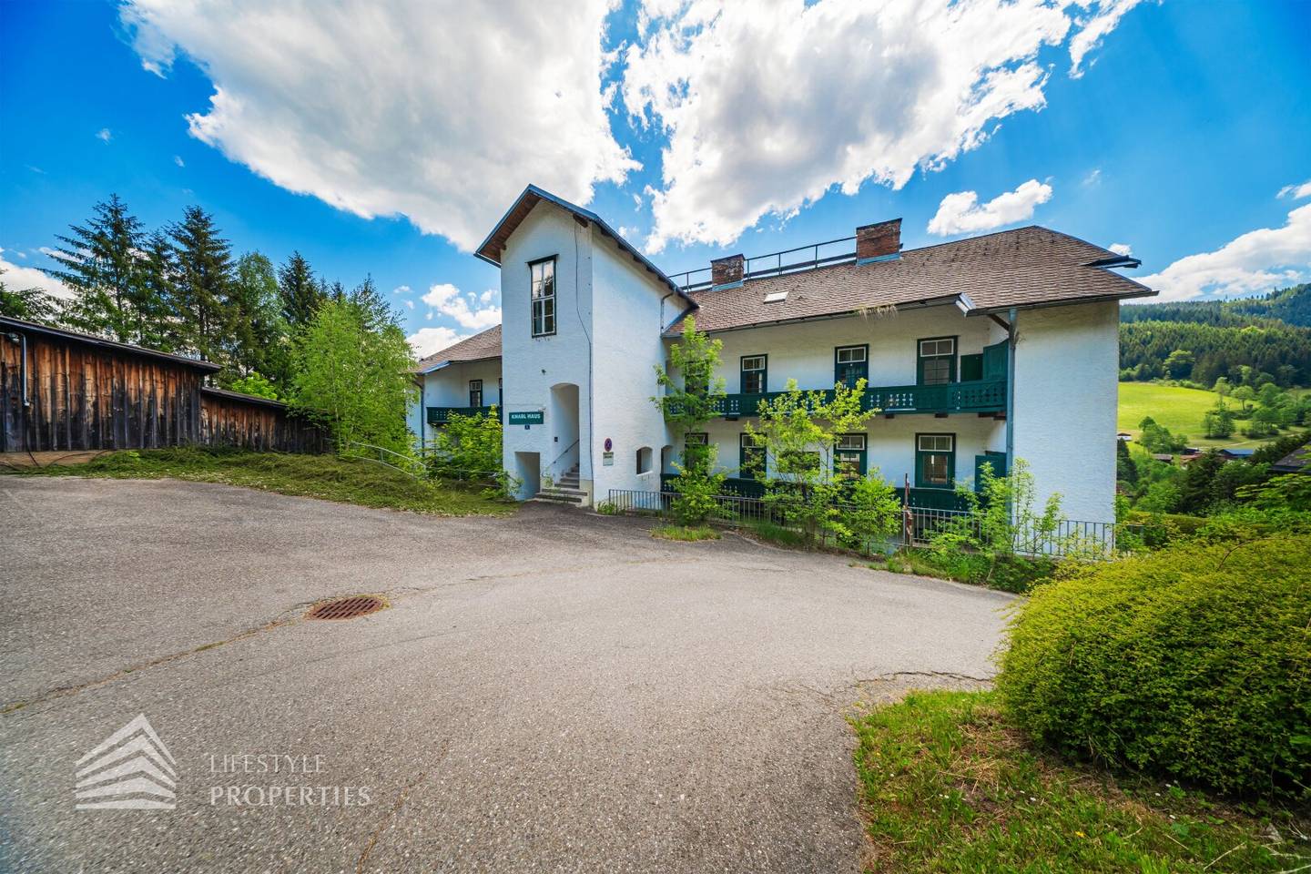 Sanierungsbedürftiges Zinshaus mit 24 Wohneinheiten