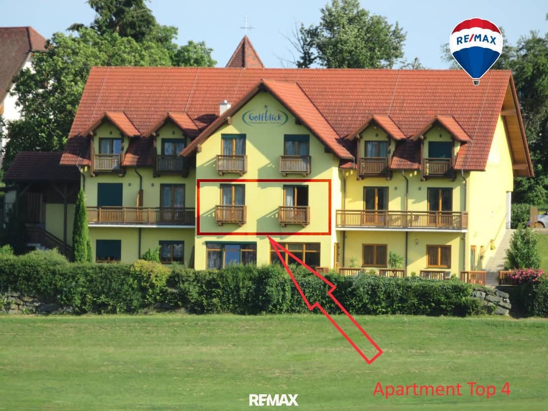Apartment directly on the golf course with two balconies