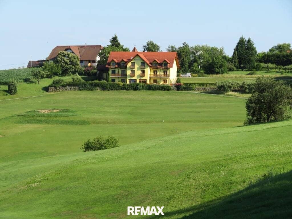 Wohnung direkt am Golfplatz mit zwei Balkonen