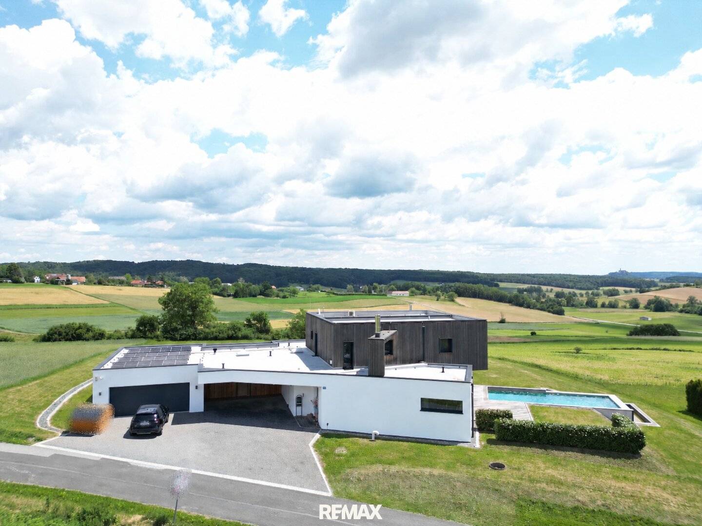 Architektenhaus mit Pool und Burgblick