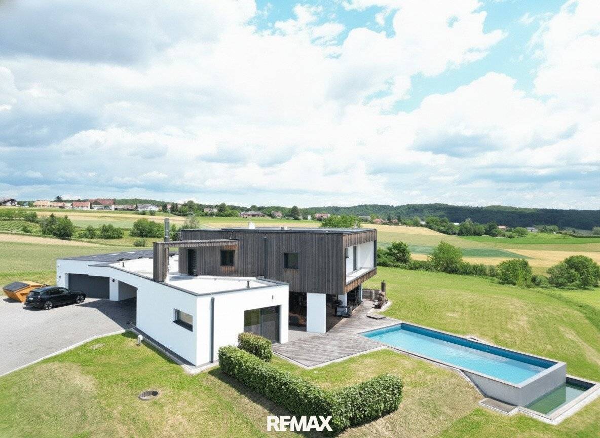 Architektenhaus mit Pool und Burgblick