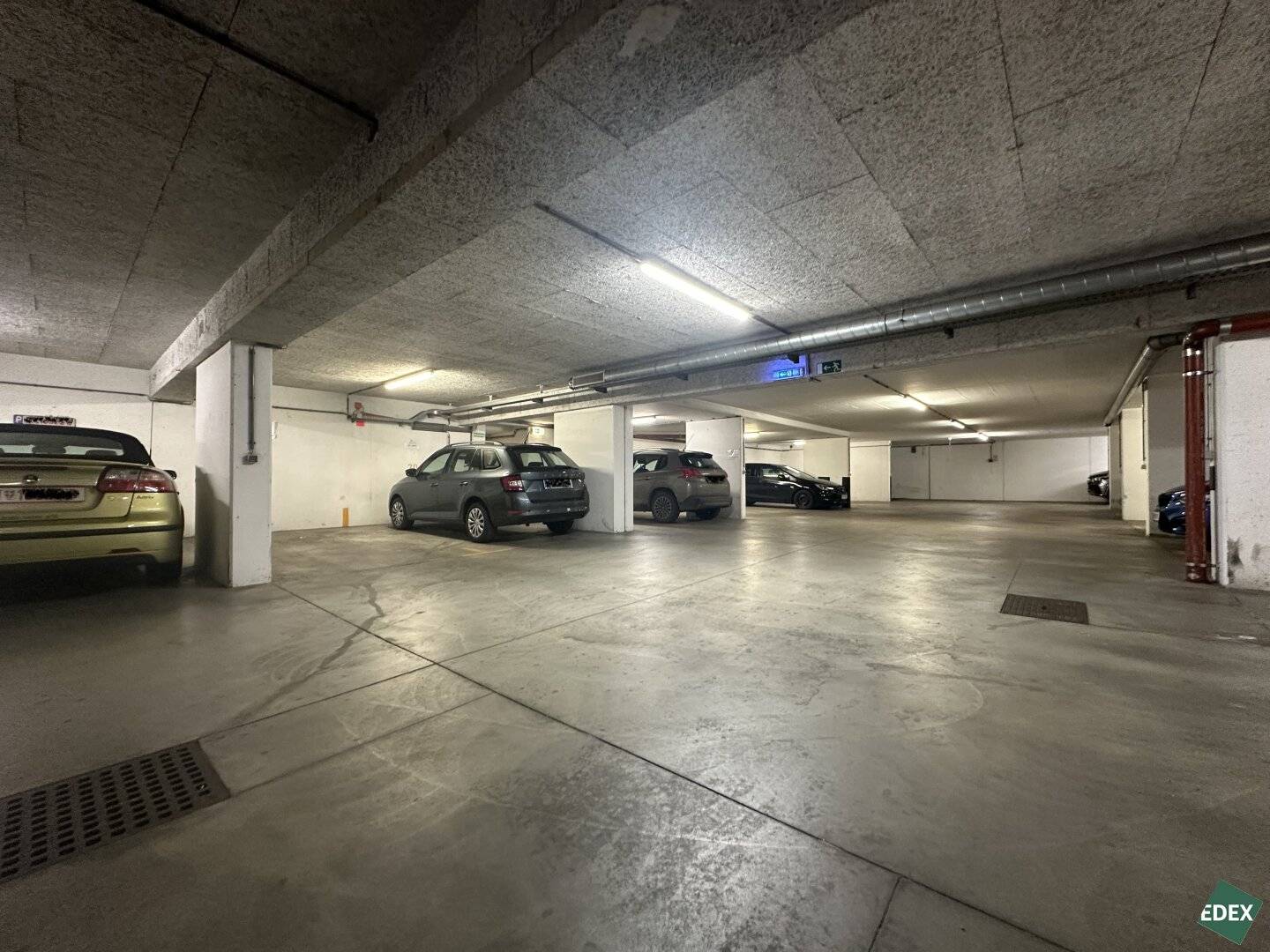 Garage parking spaces on Huttengasse near U3 for rent