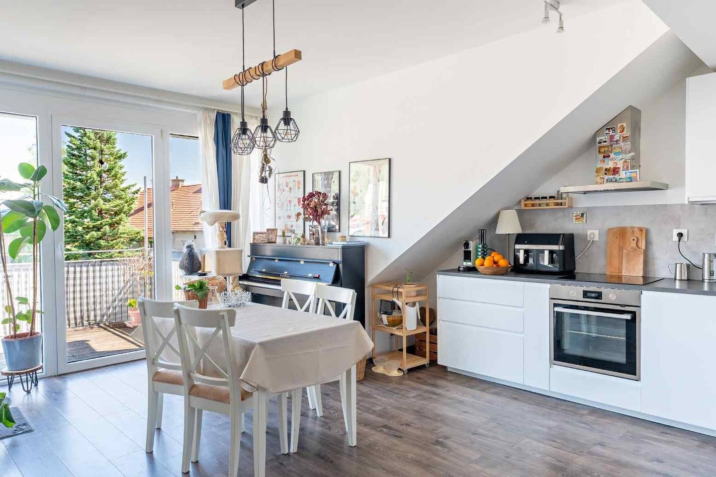 Attic apartment with spacious balcony and renovated bathroom