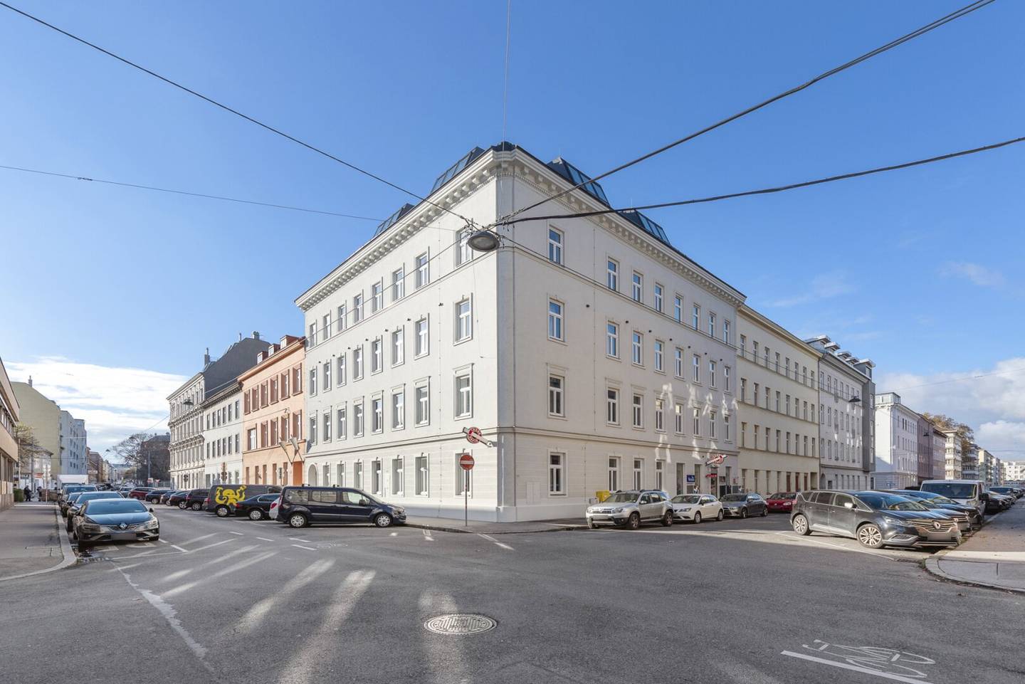 Moderne 2-Zimmer-DG-Wohnung in 1100 Wien: Erstbezug mit Einbauküche &amp; Aufzug