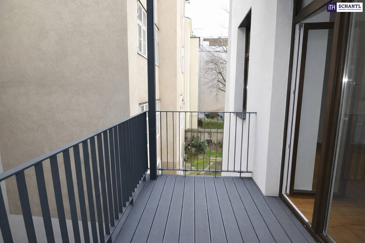 Perfectly laid out small apartment with courtyard balcony in renovated old building in a quiet side street, temporarily rented until 2029