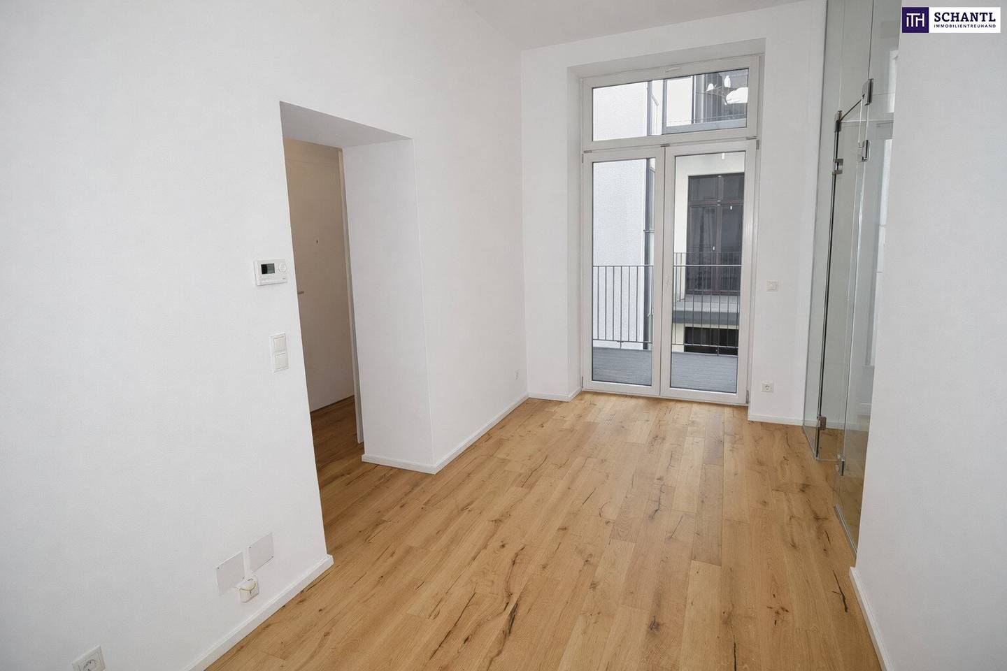 Perfectly laid out small apartment with courtyard balcony in renovated old building in a quiet side street, temporarily rented until 2029