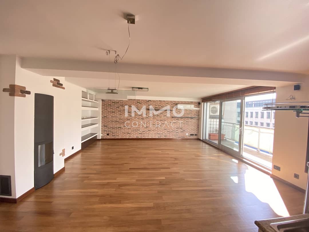 Wohnzimmer mit Balkon