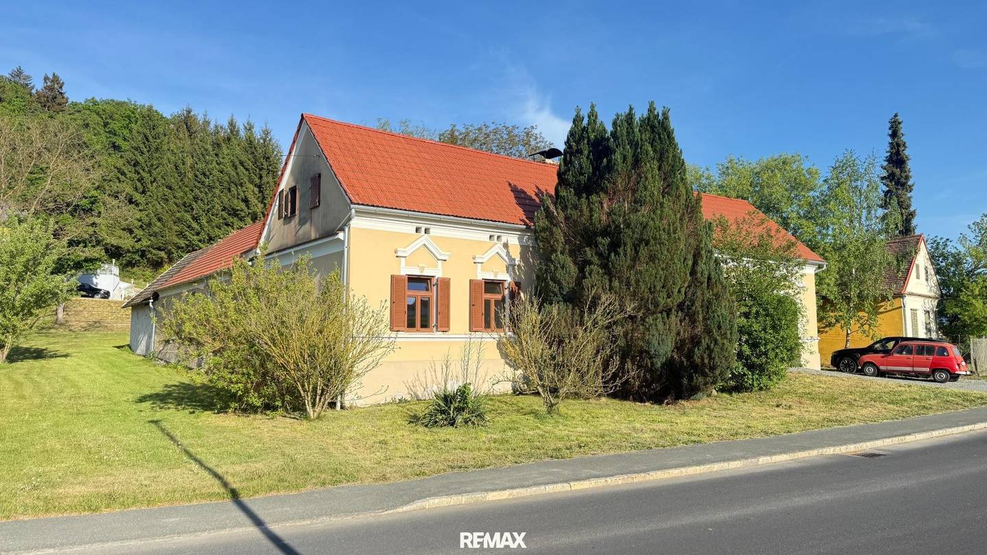 Historischer Dreikanthof mit Arkadenhof