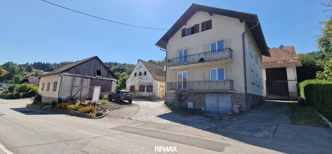 Haus mit Ansicht zu den 2 Nebengebäuden