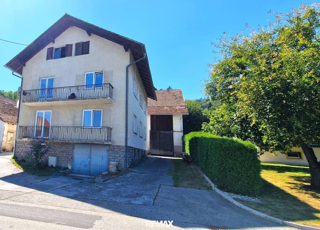 Spacious House with Outbuildings in Penzendorf