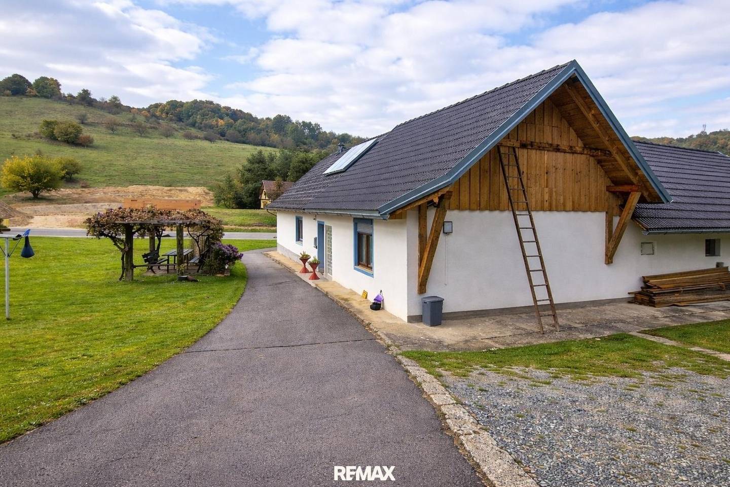 Gepflegter Vierkanthof mit Waldgrundstück