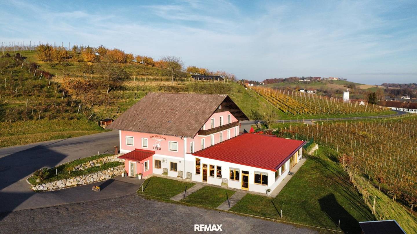 Großes Haus mit Buschenschank in Krennach