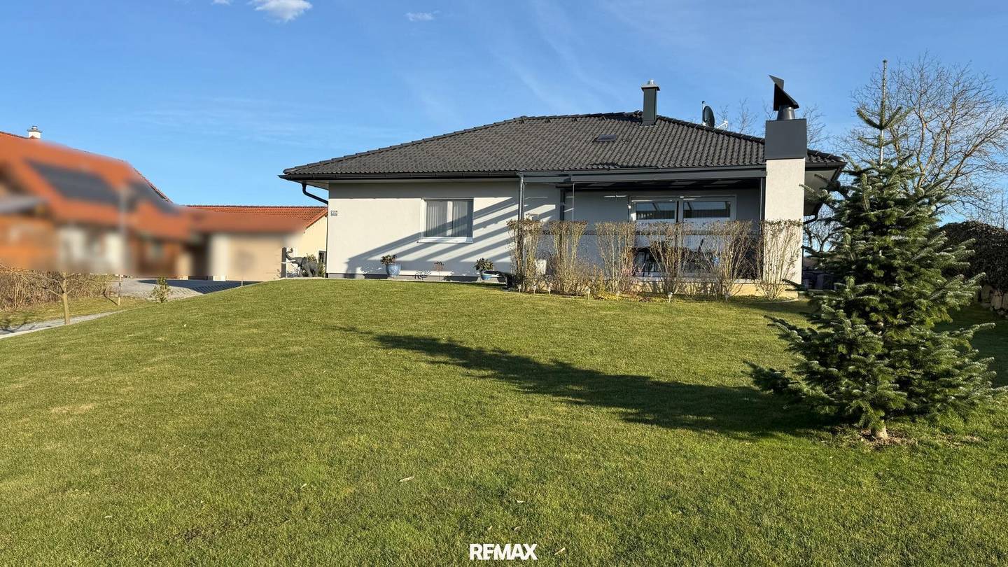 Moderner Bungalow mit Burgblick