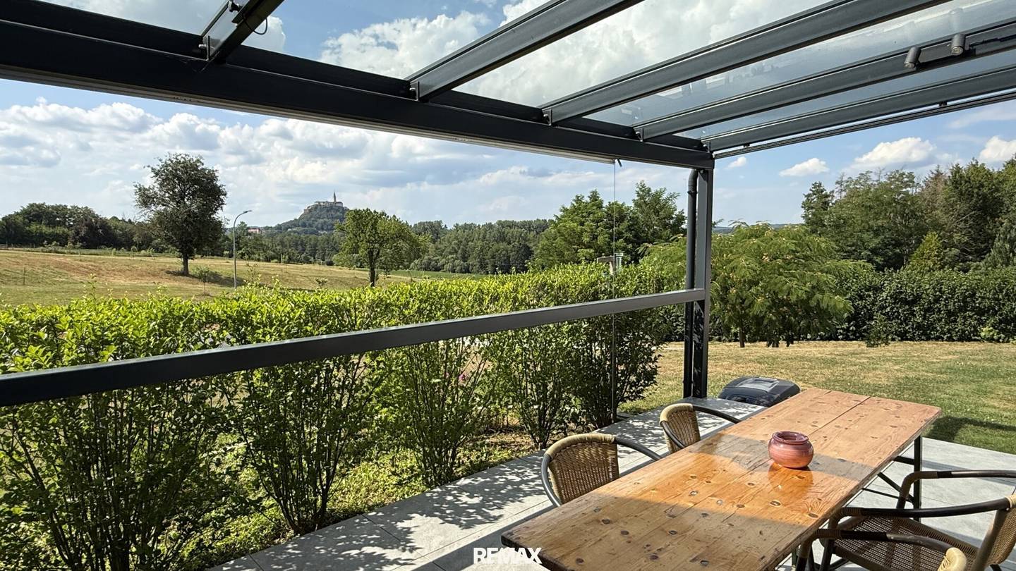 Moderner Bungalow mit Burgblick