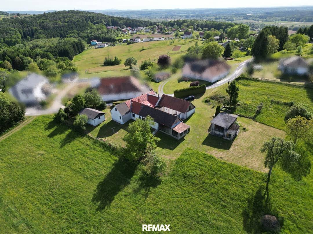 Three-sided farmhouse with 9,434 m² plot